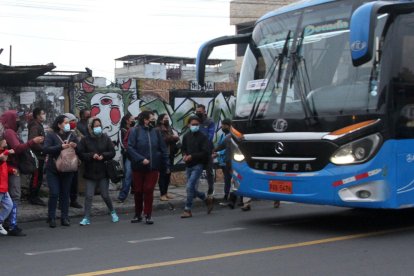 Cuando llega un bus, los usuarios corren hacia la unidad y hasta se bajan de la vereda. En la zona faltan rompevelocidades.