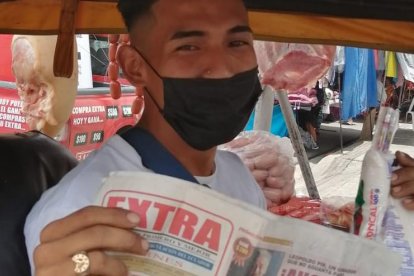 En el sector de El Cisne, Andy Lucero detuvo la marcha de su mototaxi, pues quiso llevarse un premio.