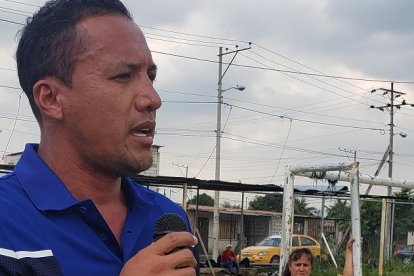 El Ab. Héctor Pesantez, de Astillero fue quien les llevó las buenas noticias a los pelados de Socio Vivienda.