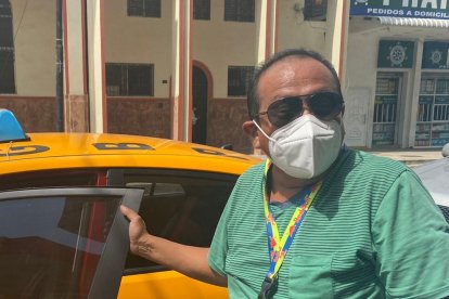 Fernando Aquino esperaba pasajeros al pie de su taxi en Primero de mayo, entre Machala y Quito.
