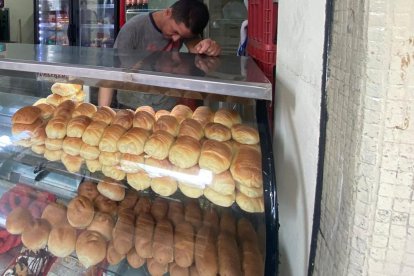 Julián Galán acomadaba los panes de su vitrina en el local ubicado en Rumichaca y 9 de octubre.