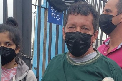 Marcos Abad y su hija Rebeca, haciendo fila por una entrada.
