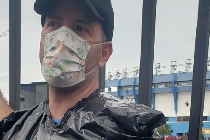 Juan José Cobos y su ‘camisa’ de plástico para el aguacero.