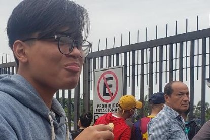 Héctor Romero se mandó un encebollado mientras esperaba que abran la puerta.