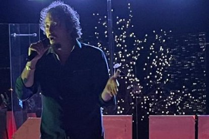 Durante los fines de semana se dedica a cantar.