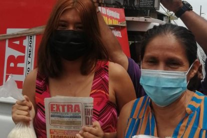 La sobrina y la tía leen todos los días el EXTRA.