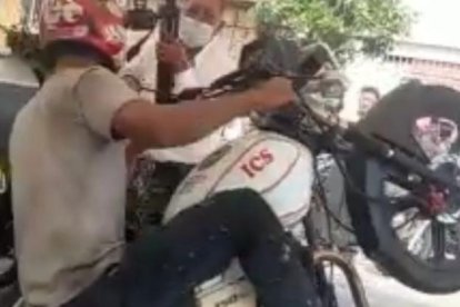 El féretro de Steven  fue subido a dos motocicletas para que sus ‘panas’ le dieran los piques, como lo habían planeado.