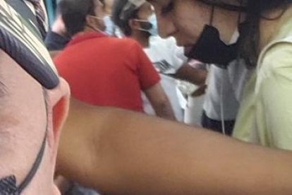 En las horas picos el Metro de Dubái va full.