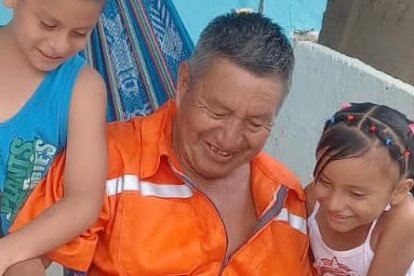 Don Guillermo junto a sus sobrinos, quienes se peleaban el premio.