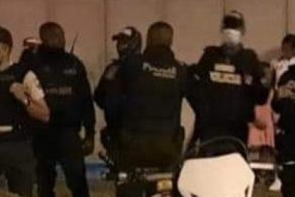 Miembros de la policía de la Zona 1 llegaron para indagar en el lugar.