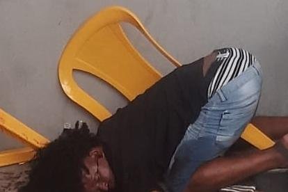 Los ataques comenzaron en la entrada al centro de tolerancia. En la imagen se observa a uno de los baleados.