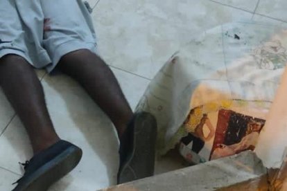 Un jovencito quedó tendido dentro de la vivienda.