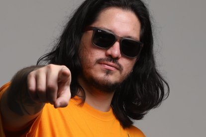 Logan tiene medias y bóxers con huecos.