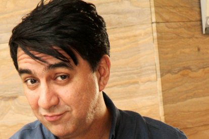 Fernando usa una camisa original de la serie en la que trabajo.