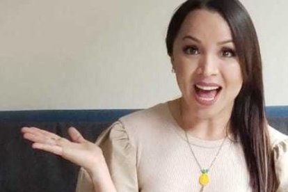 Pilar se 'adueñó' de una bata de su mamá.