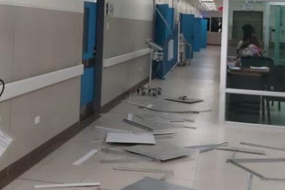 Parte del techo de algunas áreas del hospital se cayó.