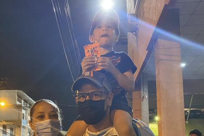 La familia Rodríguez Ordóñez esperó desde las 17:00 en la calle Hurtado.