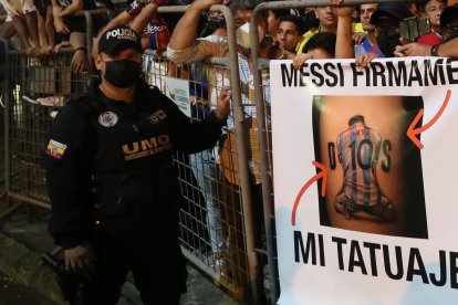 Álex Sánchez llevó una gigantografía en la que pedía que Messi autografiara el tatuaje.