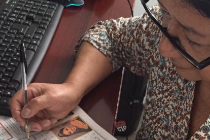 La ganadora apenas tiene un ejemplar en sus manos de ‘one ping pong’ realiza el EXTRAgrama.