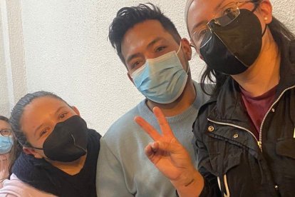 Jaqueline Robalino (chompa negra) dice que ‘ni loca’ se pierde del show.