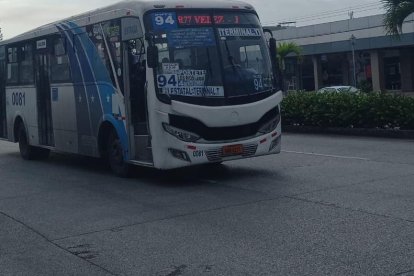 La presencia y circulación de vehículos pesados (buses, camiones, tanqueros) es evidente en la avenida.