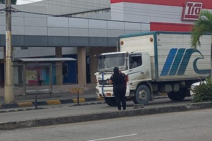 Transeúntes tratan de cruzar la vía en la que el