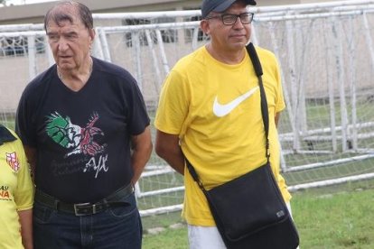 Buena cantidad de aficionados en una de las canchas de Parque Samanes.