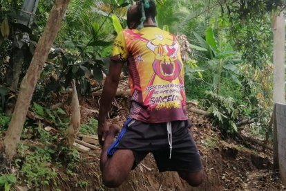 Cuando se cuelga  de un árbol, se imagina que está presentándose en un reconocido circo.