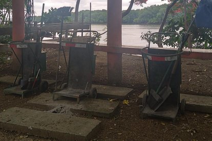 En un rincón del parque, tachos recolectores permanecen 'parqueados'.