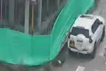 La víctima y su hija van hacia el auto.