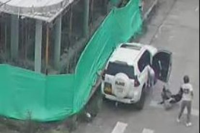 El sicario se acerca y dispara siete veces.