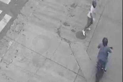 El sujeto huye en una moto con otro tipo.