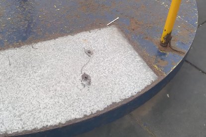 Varios de los juegos infantiles han sido parchados por los vecinos.