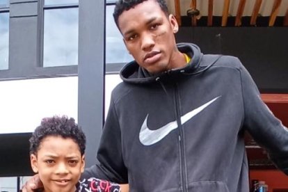 Carlos Mina junto a Kerrick Mina, de 7 años, el mayor de sus dos hijos.