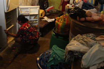 A Martha Vera y su madre se les dañó la refrigeradora. También se les mojaron los colchones.