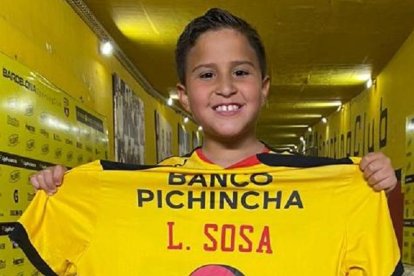 Luis Daniel con la camiseta de Lucas Sosa en el túnel del Barcelona.