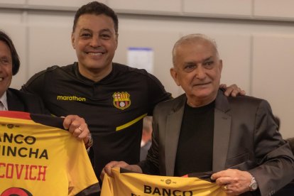 El cuerpo técnico ex Barcelona  Rubén Marcovich y Salvador Capitano con el presidente Carlos Alfaro Moreno.