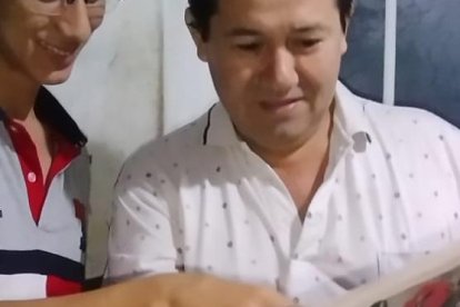Nuestro ganador y su hijo de 14 años están felizotes por el premio que ‘aterrizó’ en su casa.