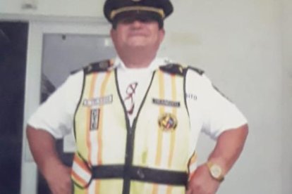 Con orgullo, reconoce que sirvió a la comunidad como agente de tránsito.