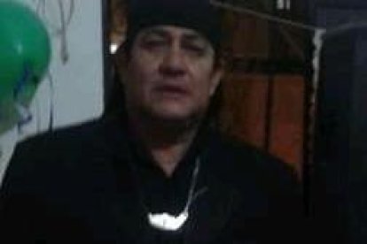 Con pañuelo, chaqueta, collar y harto talento, imitaba al inolvidable Leonardo Favio.