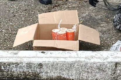 Los uniformados hallaron seis tacos de 450 gramos de explosivos en el parqueadero.