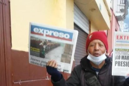 Muestra los diarios que todos los días vende en la capital.