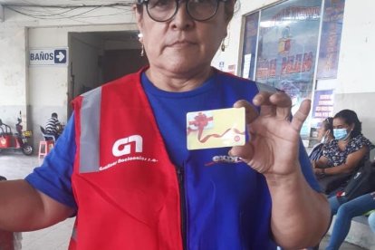 El trabajo de  Lidia Veloz fue premiado, ella se ganó una orden de compras.