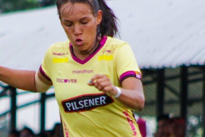 Jhojandry Monsalve la que maneja el medio campo de las amarillas.