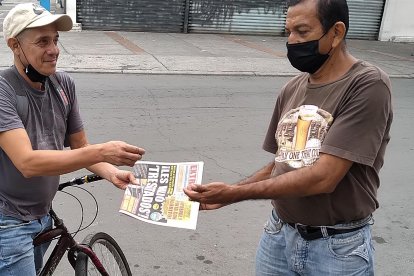 Xavier Medina hizo un alto en su ‘bici’ para comprarle la revista didáctica a Jeriel, de seis años.