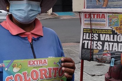 Alexandra Chilán exhibe en la percha su producto estrella, Diario EXTRA.