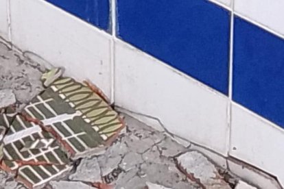 La cerámica trizada se ha desprendido