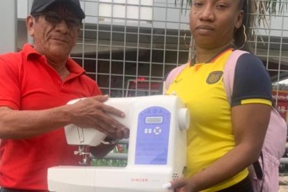 Con el regalo de don Álex, Gladys volverá a coser ropa y tener un ingreso.