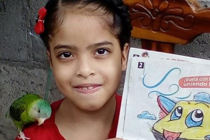 Doménica Mata y su periquito salieron feliz en la foto que los hizo ganar.