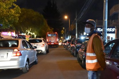 Muchos se ganan la vida cuidando los carros.